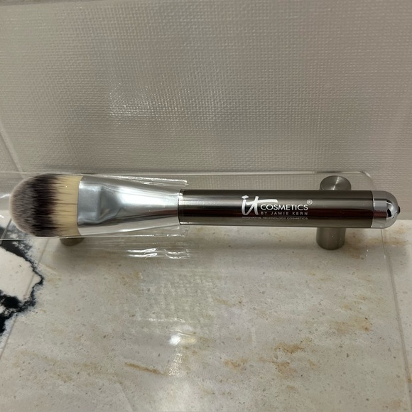 it cosmetics Other - IT Cosmetics Paddle Foundation Brush - NEW